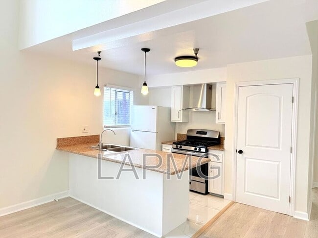 Photo - 432 N Kingsley Dr