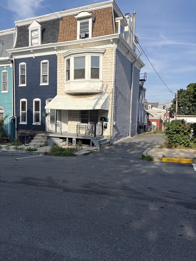 Building Photo - 214 S 13th St Unit 1F