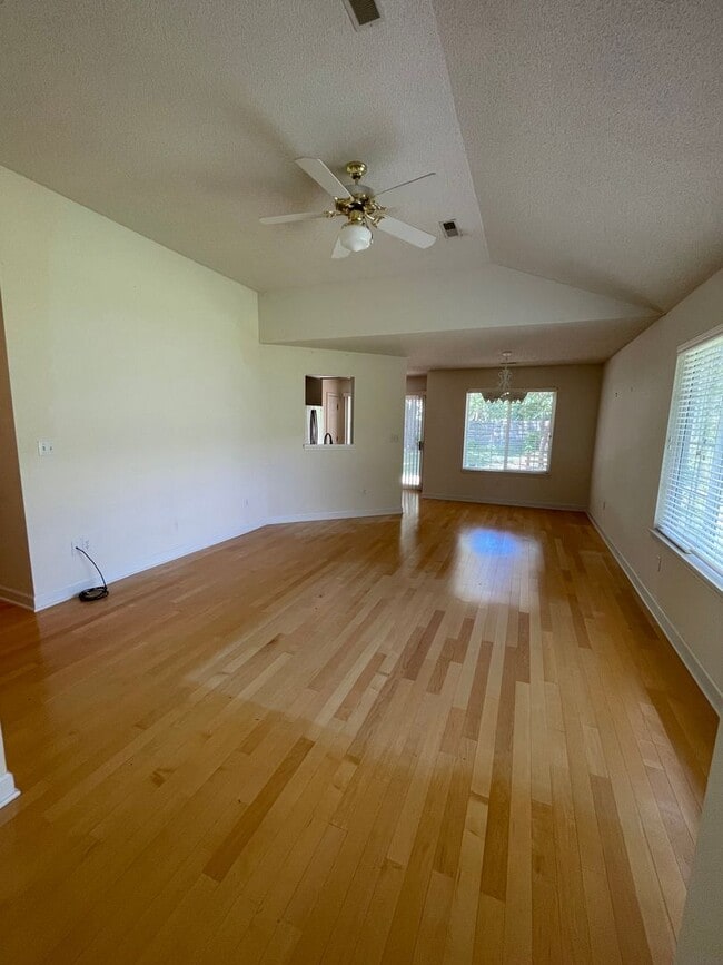 Photo - Super Nice 3bed, 2bath house with 2 car garage in Central Location