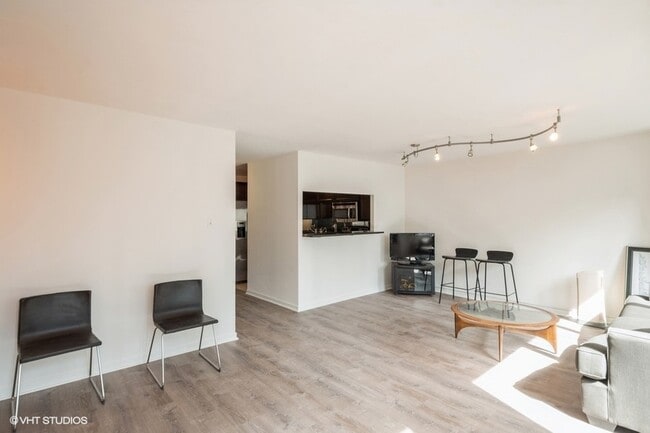 Photo - 211 E Ohio St Unit 2012