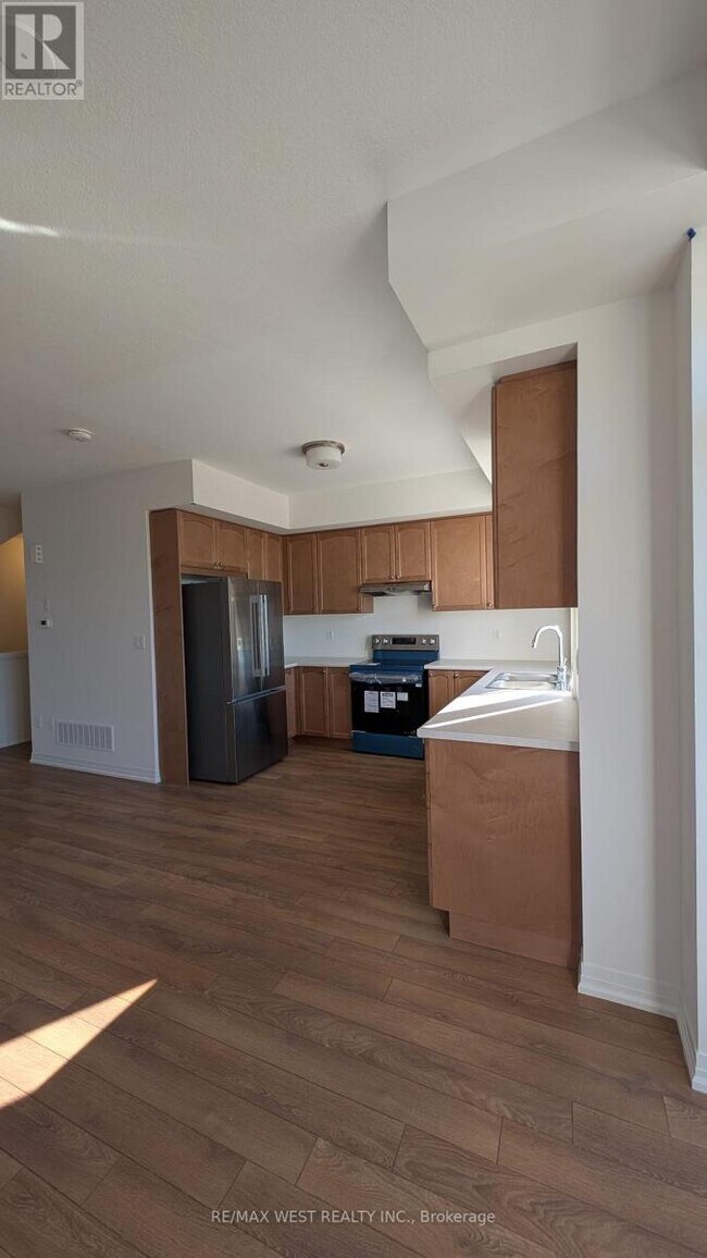 Photo - 660 Colborne St W