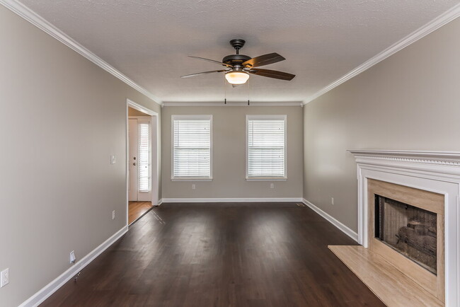 Photo - 107 Walton Trce S