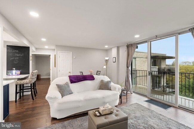 Building Photo - 3245 Rio Dr Unit 1012