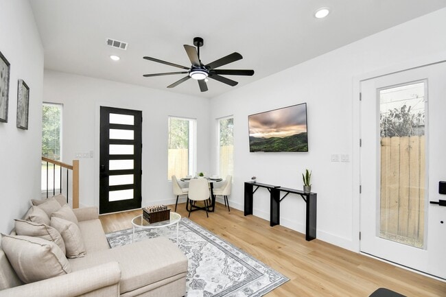 Photo - 7129 Sidney St