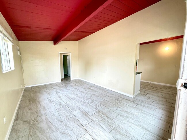 Charming 2-Bedroom Corner Lot Duplex Home in Clairemont with Private Yard!