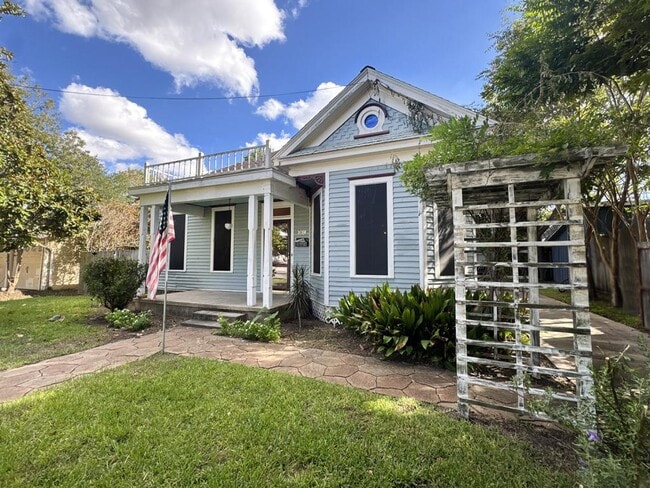 Photo - 305 W Brazos St