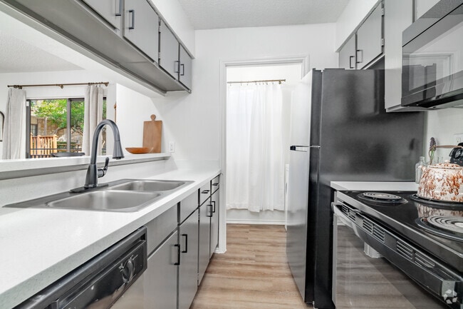 1BR, 1BA - 740SF - Kitchen - The Broadwater at Salado Creek