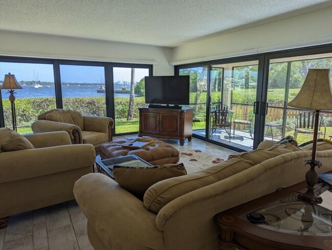 Photo - 1640 12 Oaks Way Unit 101