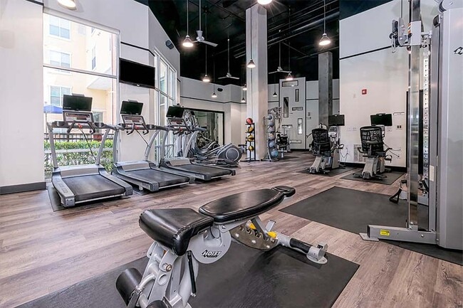 Haz ejercicio en uno de nuestros gimnasios abiertos las 24 horas.