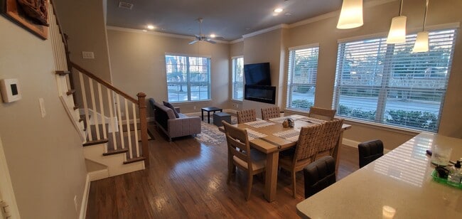 1st floor - 4428 Dexter Ln