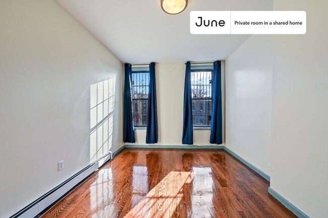 Building Photo - Private bedroom in 3 bed/1 bath Home