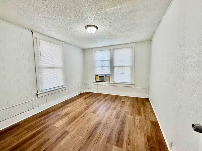 Photo - 1075 Kney St