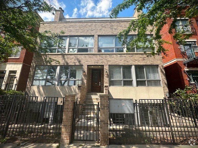 Building Photo - 1620 W Augusta Blvd Rental