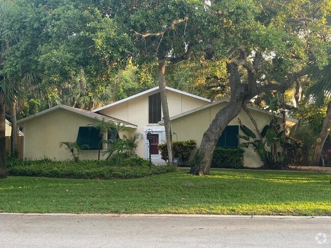 Building Photo - 837 Seminole Ln Rental