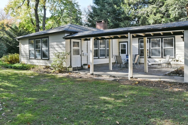 Cottage and Patio - 82 Winsor Pl