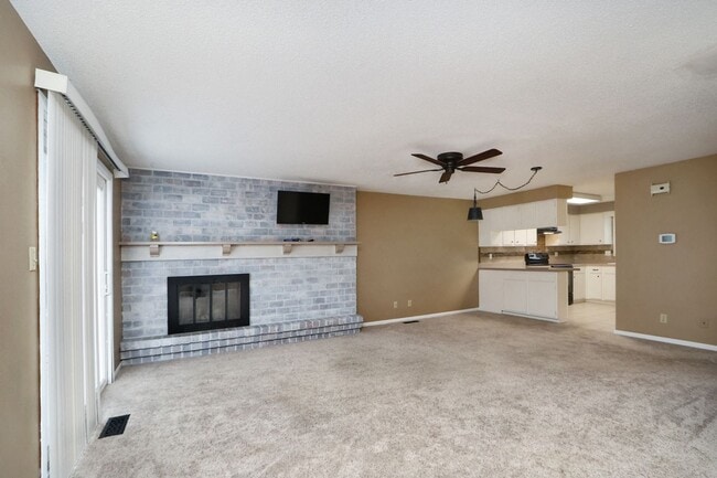 Photo - 340 Twykingham Pl