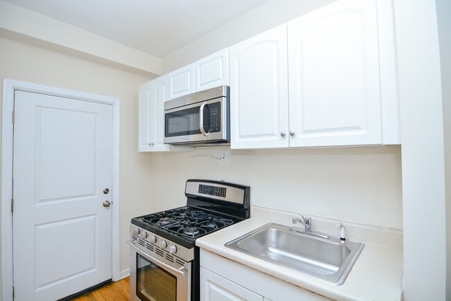 Photo - 906 W Addison St Unit 3