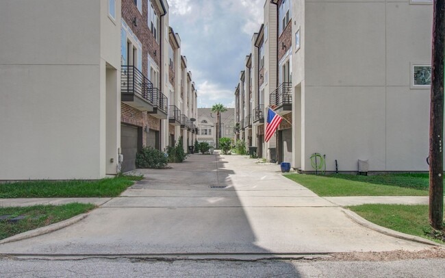 Photo - Beautiful 3-story House In the Heart of Ho...