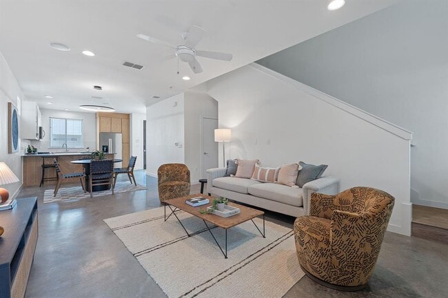 Photo - 705 N Bluff Dr