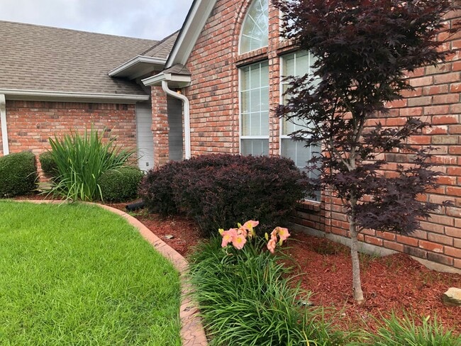 Building Photo - Corner Lot close to Barksdale Airforce Base with Bonus Room in back yard..