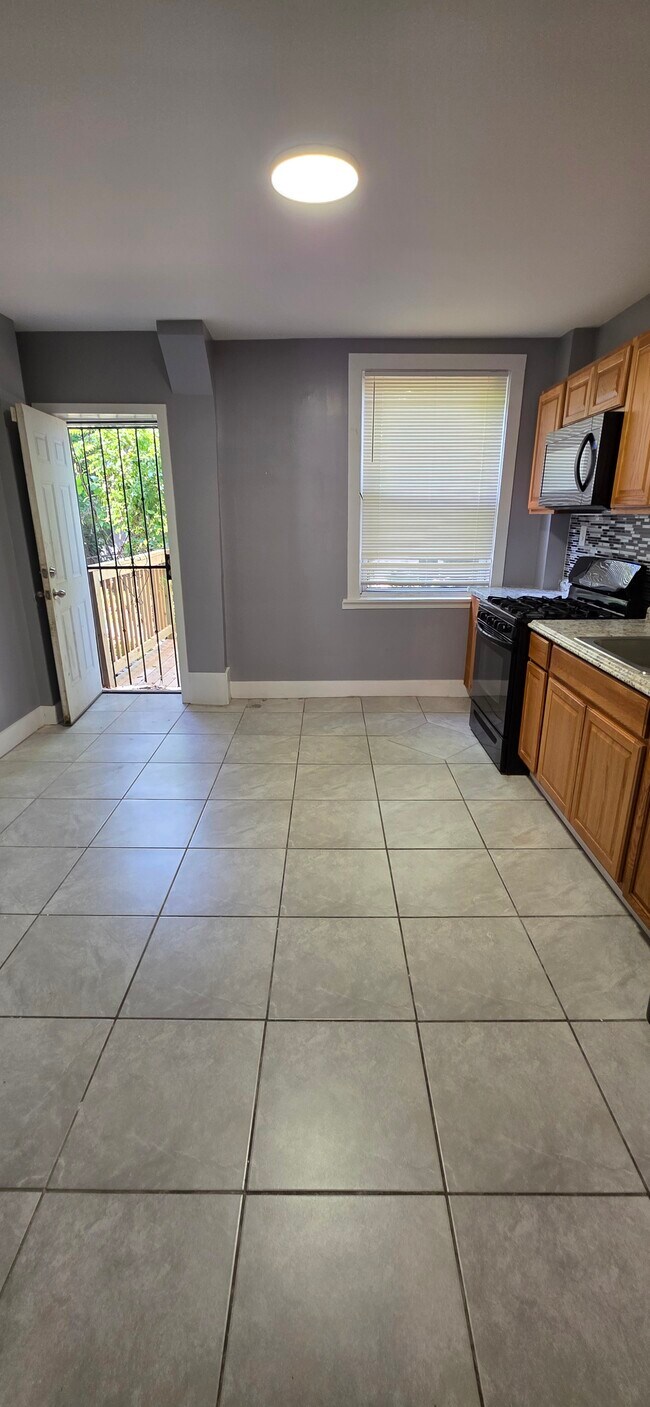 Photo - 2550 W Pratt St