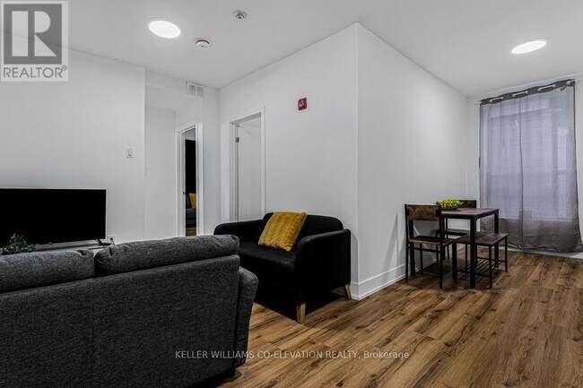 Photo - 610 King St E