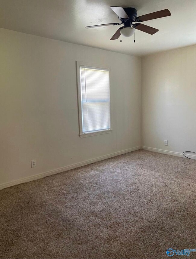 Photo - 905 Fairway Dr NW
