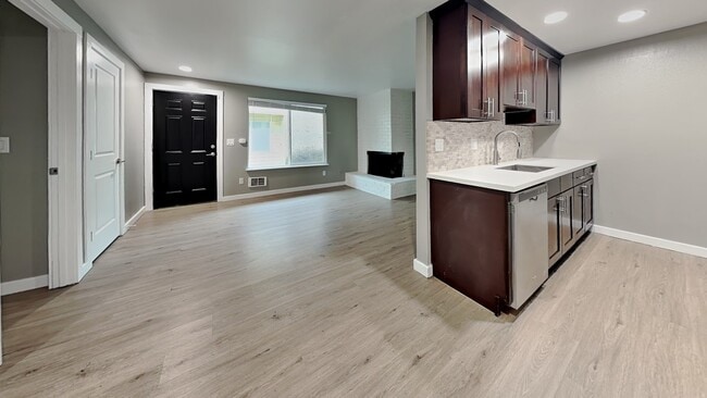 Building Photo - 1105 S Woodlawn St Unit 2