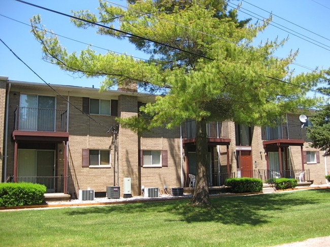 Exterior del apartamento - Hawk Lake Apartments & Townhomes