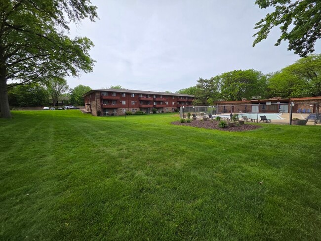Building Photo - Riverwood Apartments