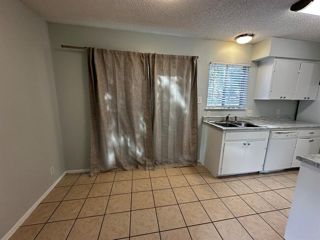 Photo - 310 Craigmont Dr