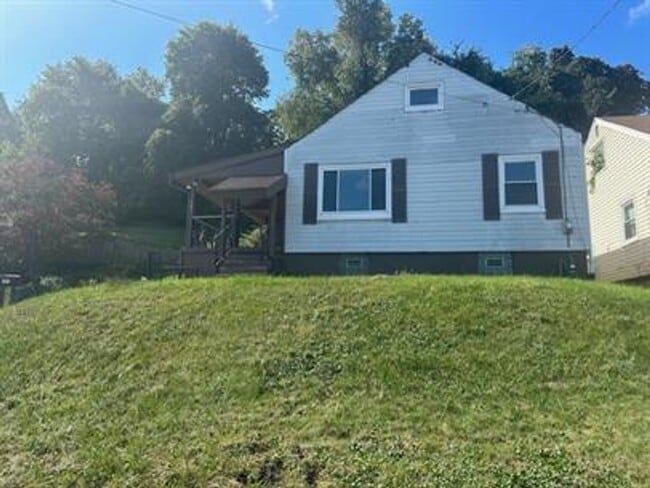 Building Photo - 3 bed/ 1 bath House for rent Clairton, PA