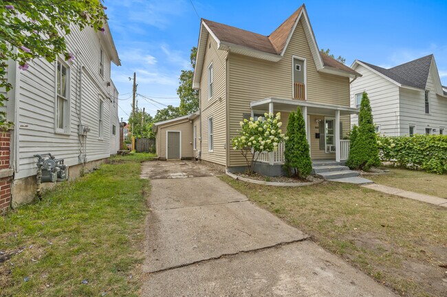 Photo - 646 Veto St NW