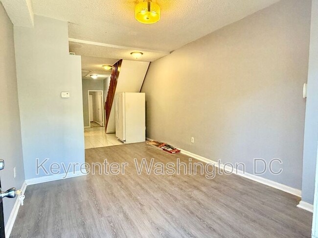 Photo - 1537 A St SE