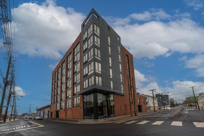 Building Photo - 1 Mallory Ave Unit 202