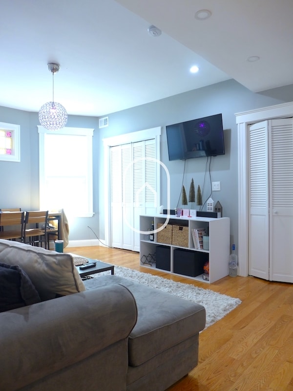 Photo - 1615 Tremont St