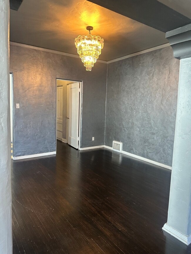336 1/2 N Sierra Bonita Ave Unidad Upper Unit