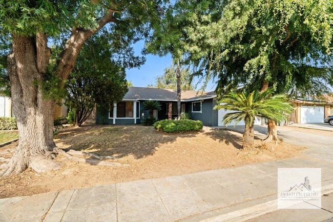 Building Photo - Four Bedroom Home In Clovis!
