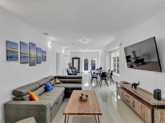 Photo - 715 Hollywood Blvd