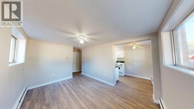 Photo - 9926-9105 105 Ave