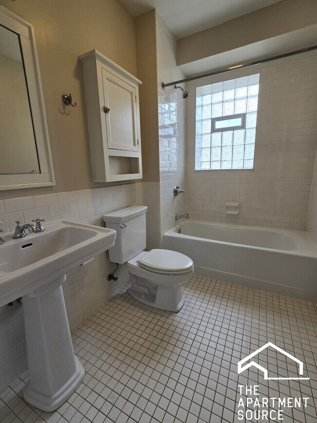 Photo - 2704 W Ainslie St Apartments Unit 3