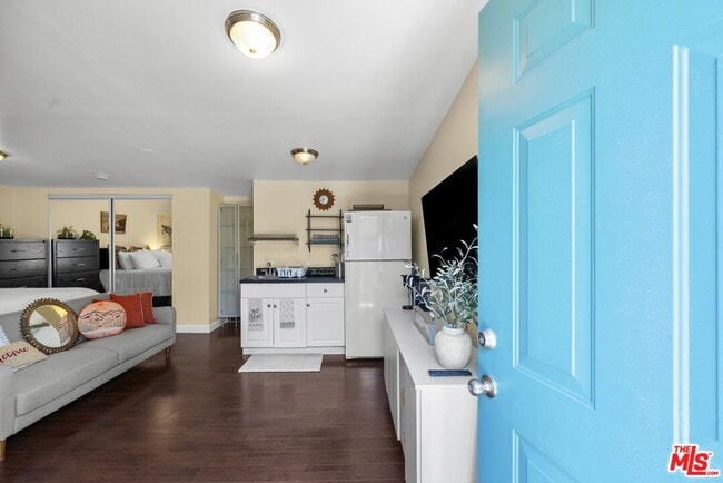 Photo - 7659 Lindley Ave