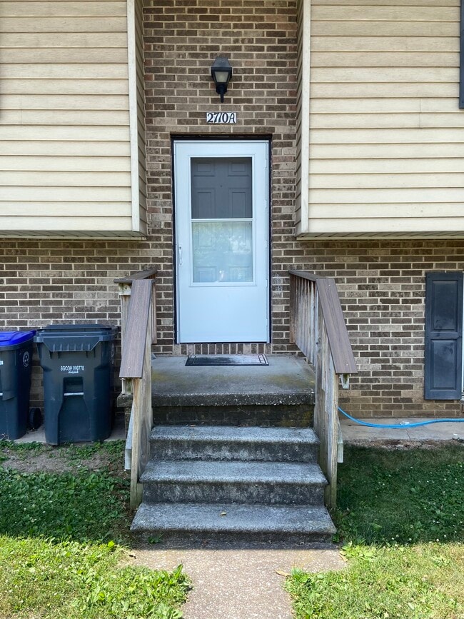 La entrada al apartamento A está en la parte delantera del edificio. - 2710 S 2nd St Unidad A