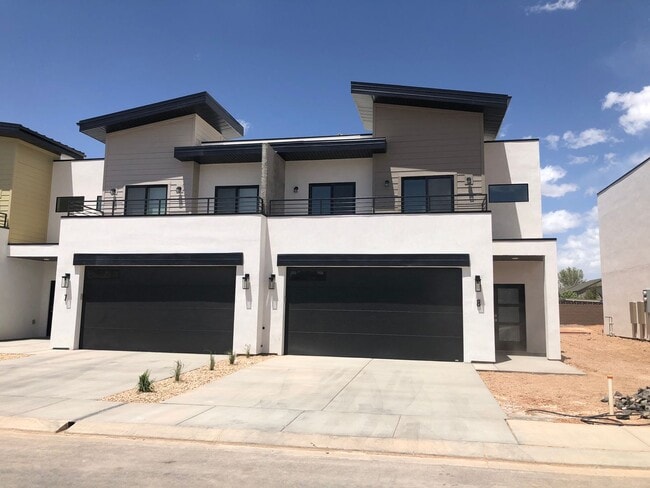 Building Photo - 3 Bedroom Bright and Spacious with Balcony