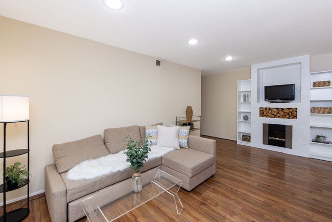 Building Photo - 4355 Diamond St Unit 4