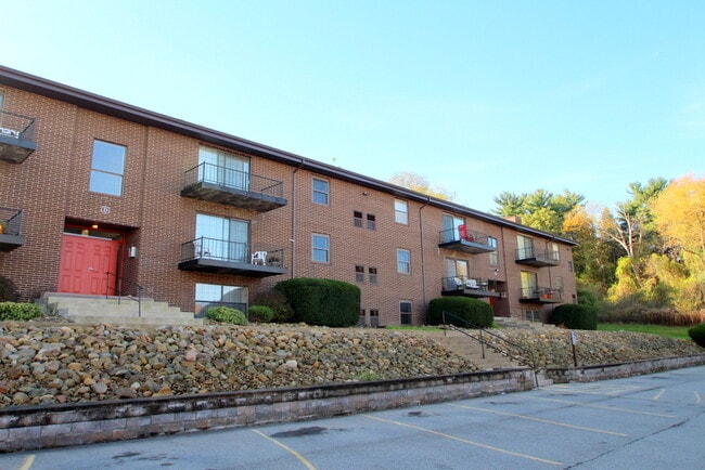 Photo - COLONIAL ARMS APARTMENTS -- 009