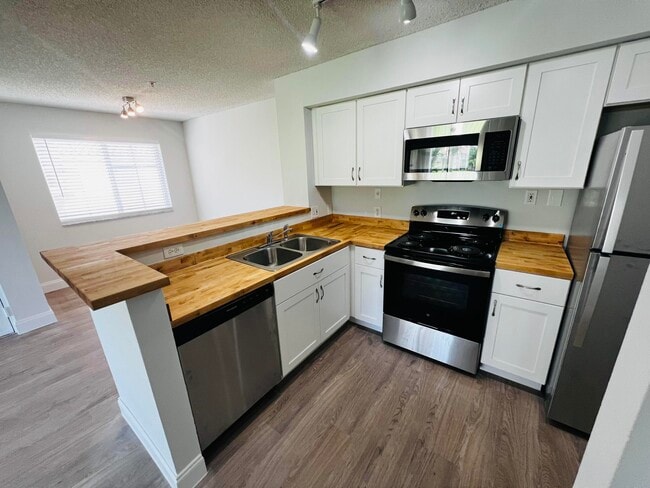 Building Photo - 7840 Sonoma Springs Cir Unit 208