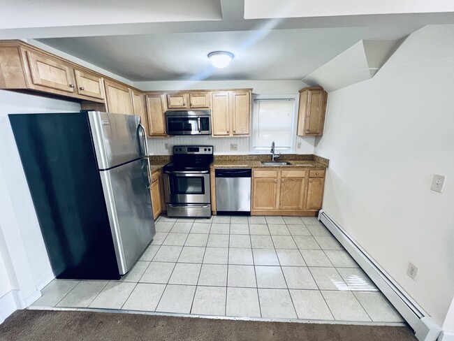 Building Photo - 71 Pembroke Ave Unit 2