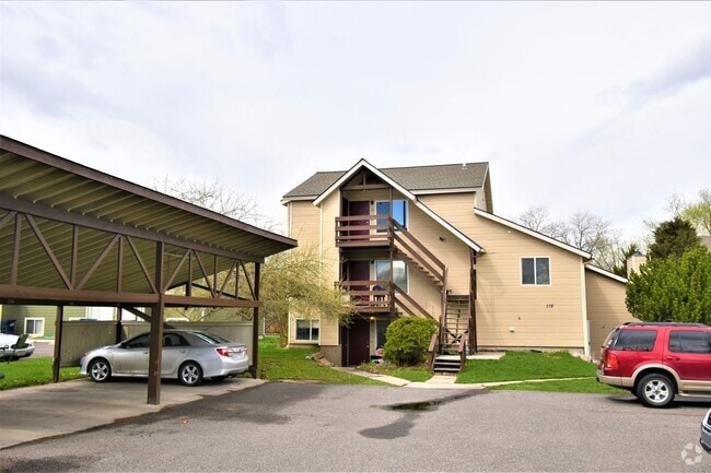 Building Photo - Top Floor Apartment! Convenient Location! Unit 3