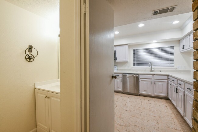 Building Photo - 26 Yewleaf Rd